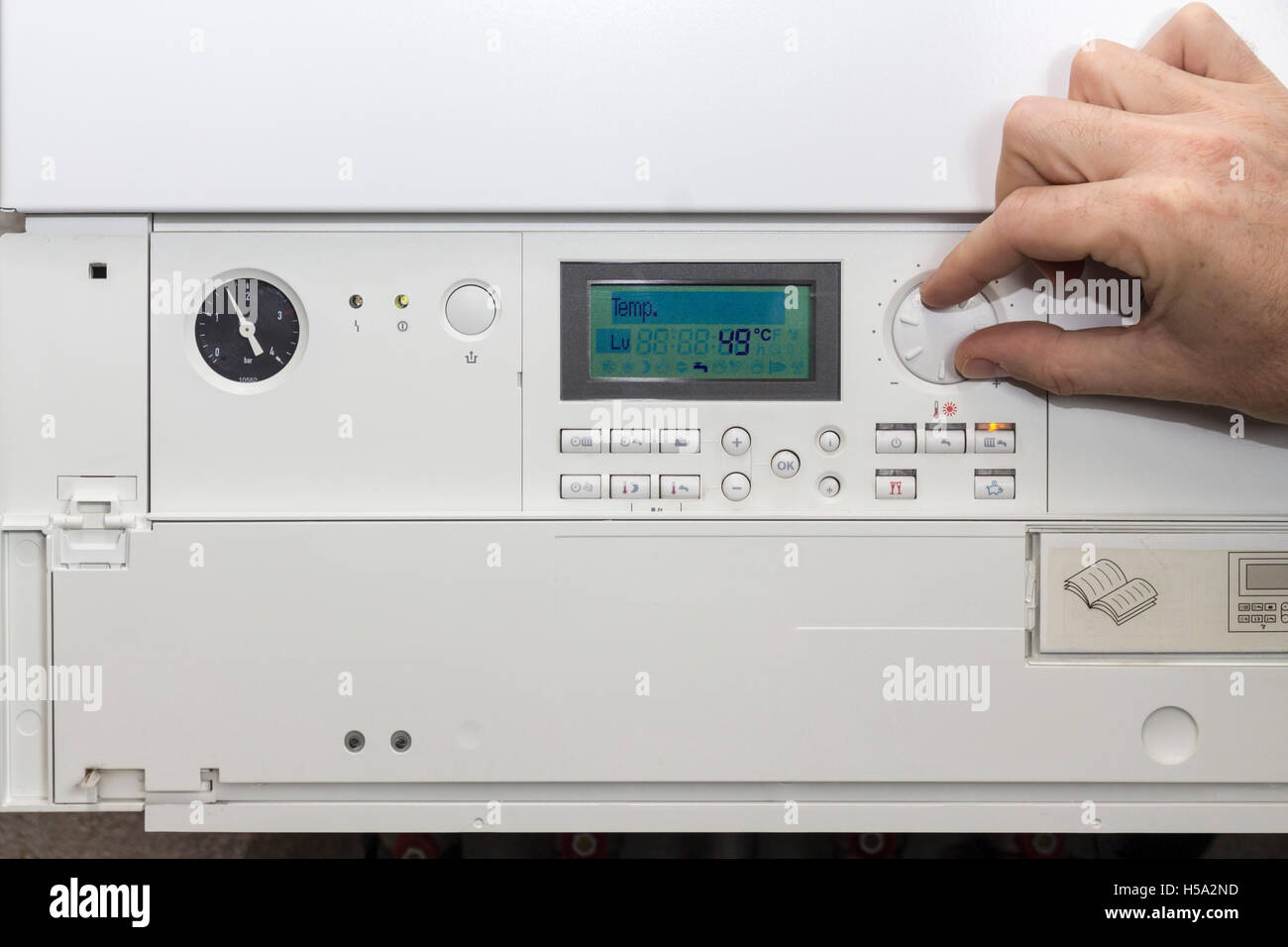 Plombier qui effectue l'entretien d'une chaudière à condensation Banque D'Images