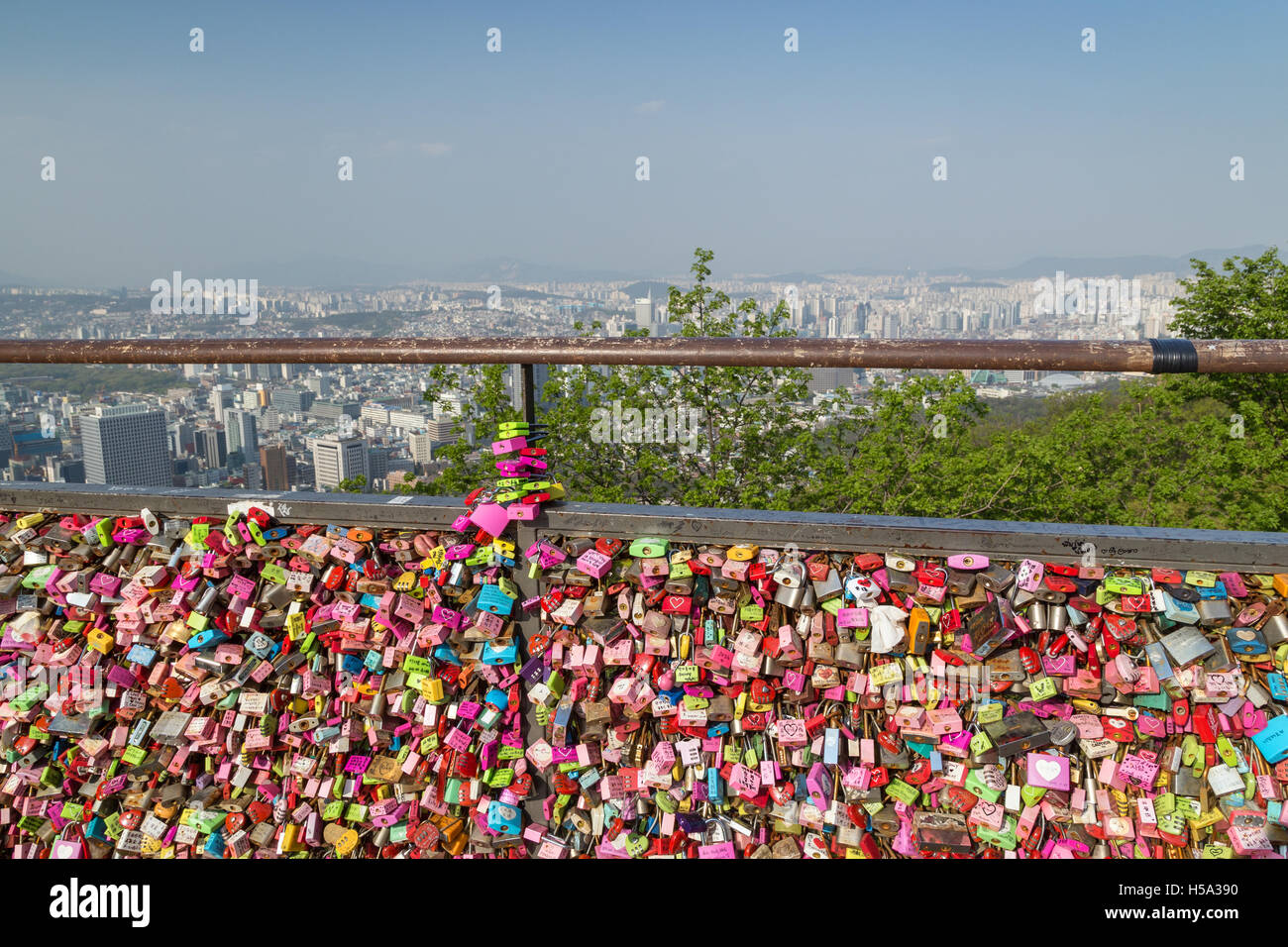 Des milliers de serrures de l'amour à un point d'observation à la colline de Namsan et vue de la ville de Séoul, Corée du Sud. Banque D'Images