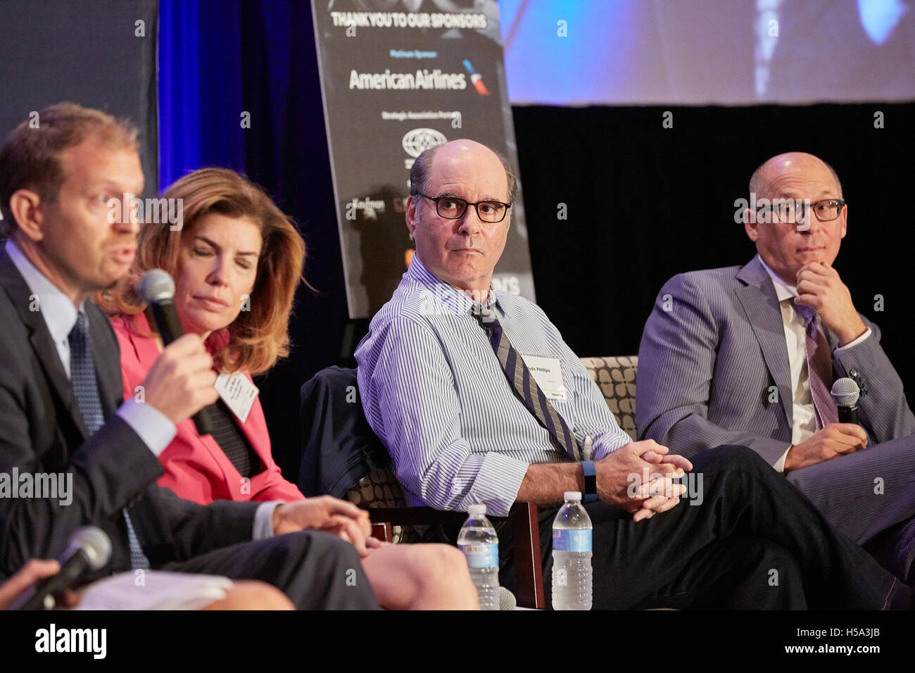 New York, États-Unis. 19 Oct, 2016. US : New York, NY, 19 octobre 2016, Crain's New York, Sommet de divertissement : se préparer à l'étape suivante. Scott Levy, (L)Fondateur et Président de l'Est, Effets, Inc, Julie Menin, (2e à partir de L) Commissaire, Bureau du Maire de Médias et divertissement, Clyde Phillips (C), Showrunner, Dexter, nourrir la Bête et l'Infirmière Jackie, Alan Suna (R) Chef de studios Silvercup. Credit : Mark J Sullivan/Pacific Press/Alamy Live News Banque D'Images