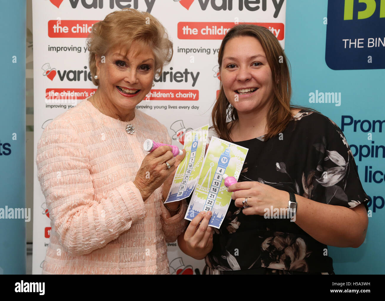 L'ambassadrice de variété Angela Rippon (à gauche) avec Anna Turley, qui se joint aux joueurs de bingo, aux dirigeants de l'industrie et aux collecteurs de fonds de charité pour célébrer le 30e anniversaire du jeu national de bingo et des associations de bingo, a réussi un partenariat avec Variety, l'organisme de bienfaisance des enfants, à la Chambre des communes de Westminster, à Londres. Banque D'Images