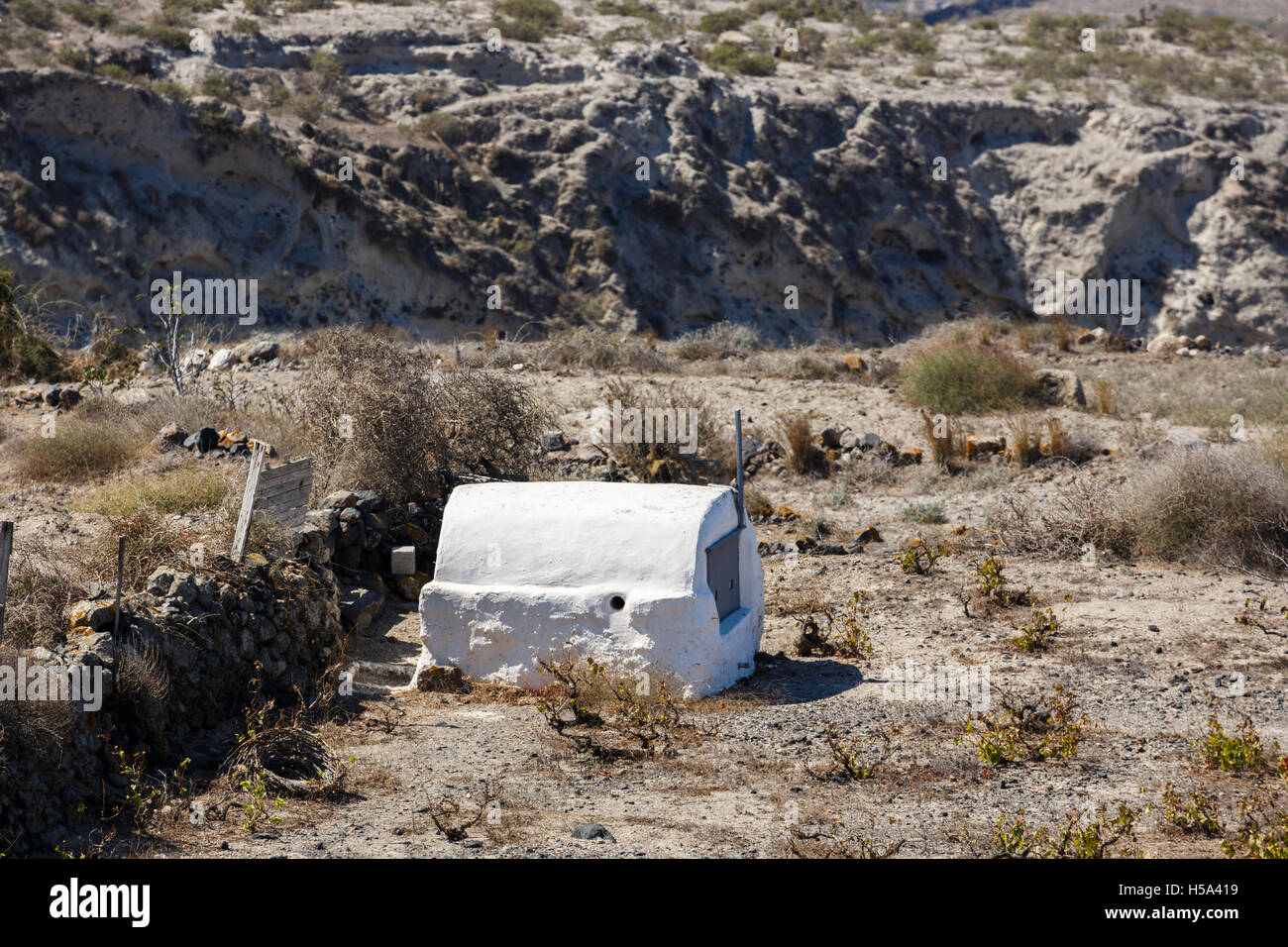 Vue depuis le village de Manolas sur l'île de Thirassia, Santorin : cacher pour attraper les oiseaux migrateurs Banque D'Images