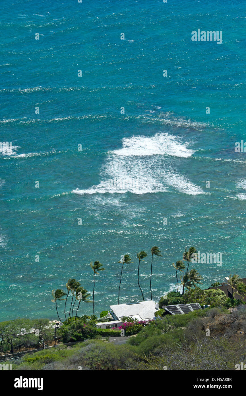 Vue aérienne du toit d'une maison sur la côte de l'océan dans la région de Honolulu, Hawaii Banque D'Images