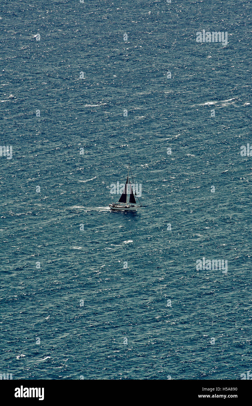 Petit yacht voile en plein océan Banque D'Images
