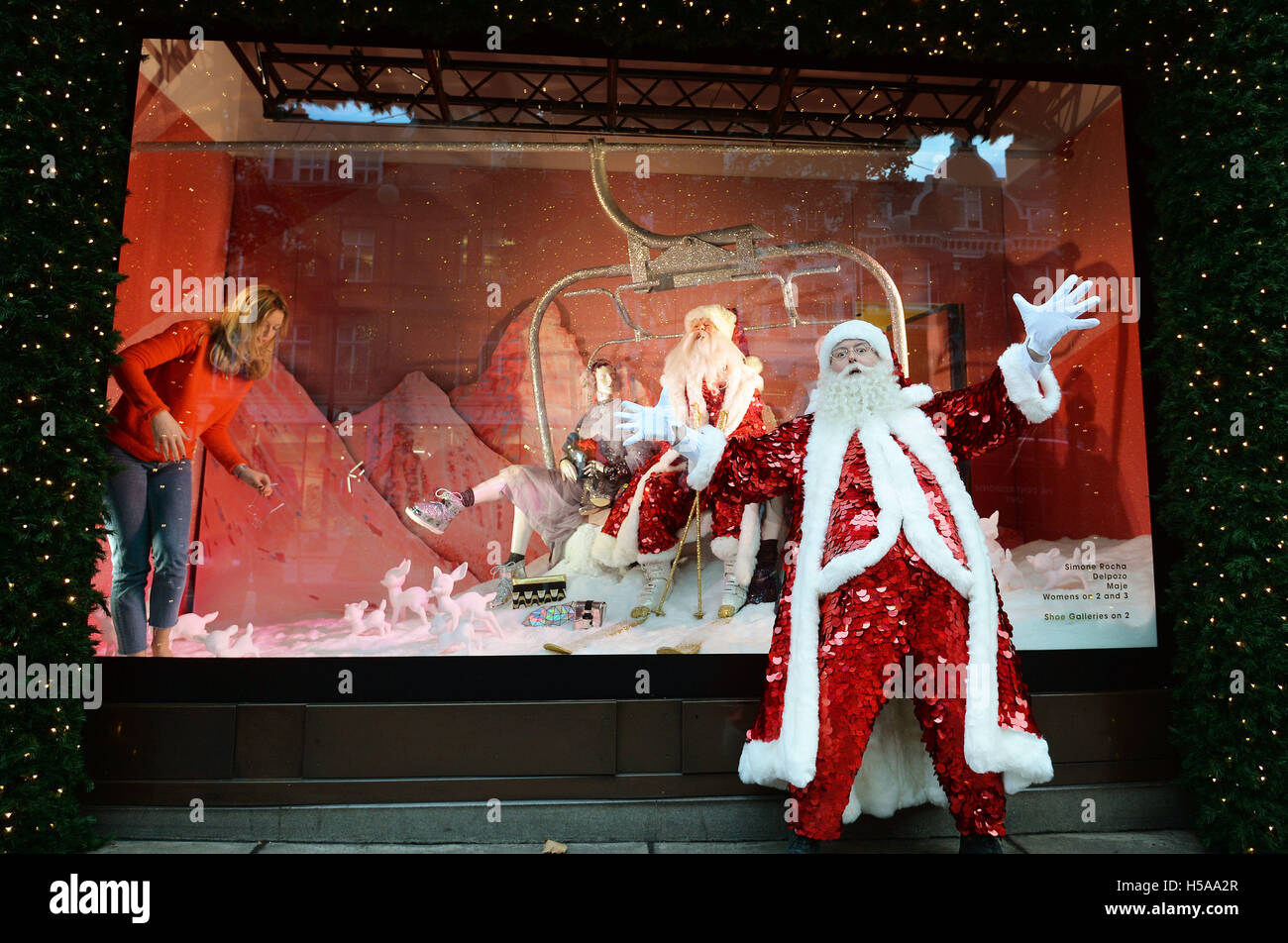 Le Père Noël se trouve à l'extérieur et admire le thème de Noël fenêtre affiche comme 'Shine on', à Sefridges department store à Oxford Street, dans le centre de Londres. Banque D'Images