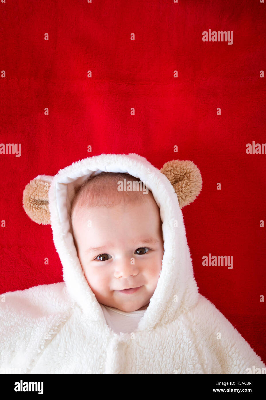 Bébé en costume d'ours blanc Banque D'Images