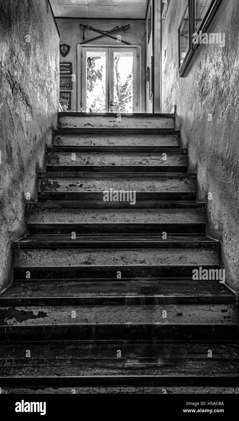 Maison Creepy escaliers en noir et blanc Banque D'Images