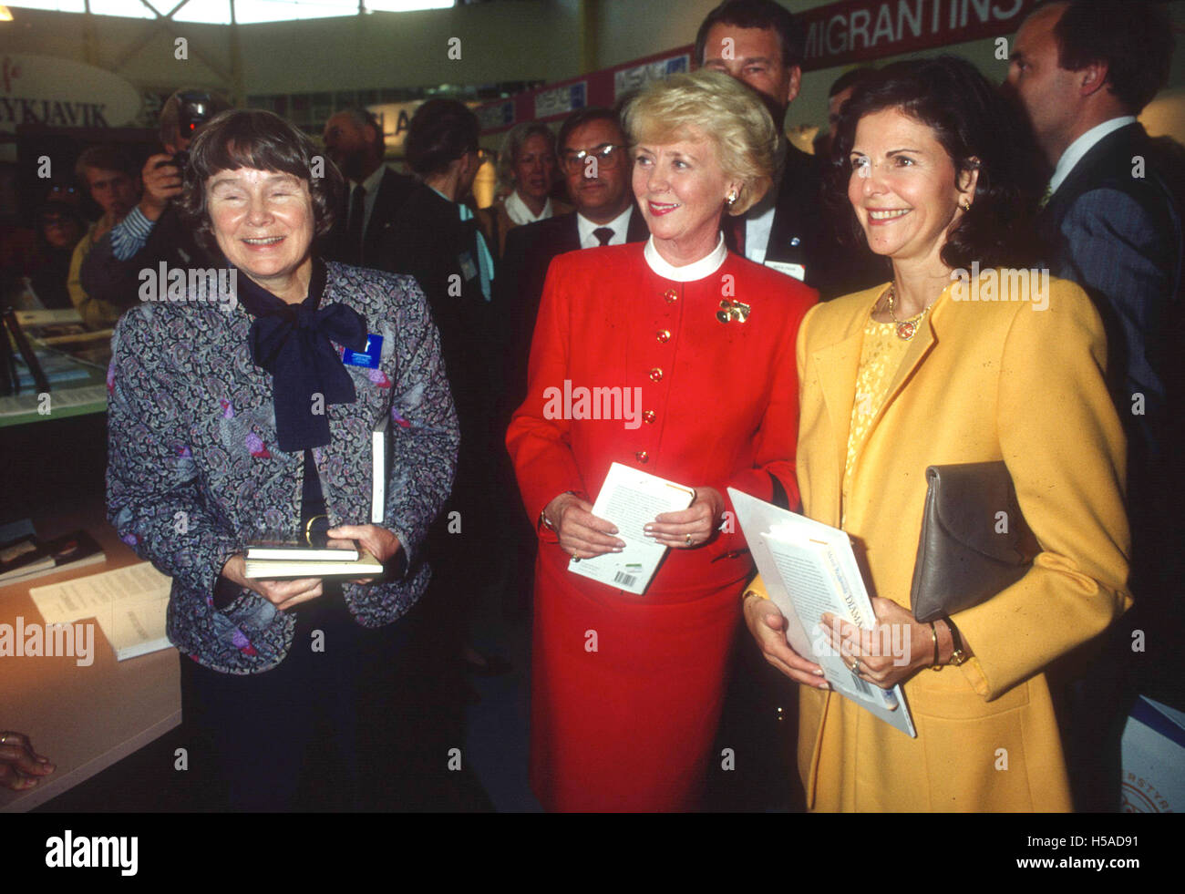 La reine Silvia avec le président de l'Islande Vigdis Finnbogadottir et la veuve d'Olof Palme,Lisbeth au Salon du livre de Göteborg 1983 Banque D'Images