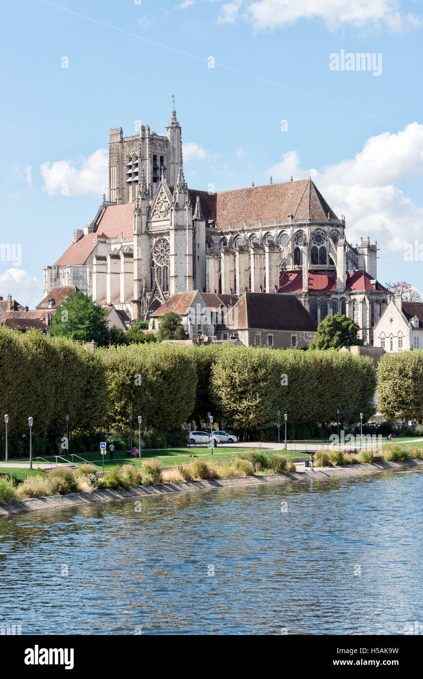 La Cathédrale de Saint Etienne dans la ville d'Auxerre, debout au-dessus de la rivière Yonne Banque D'Images