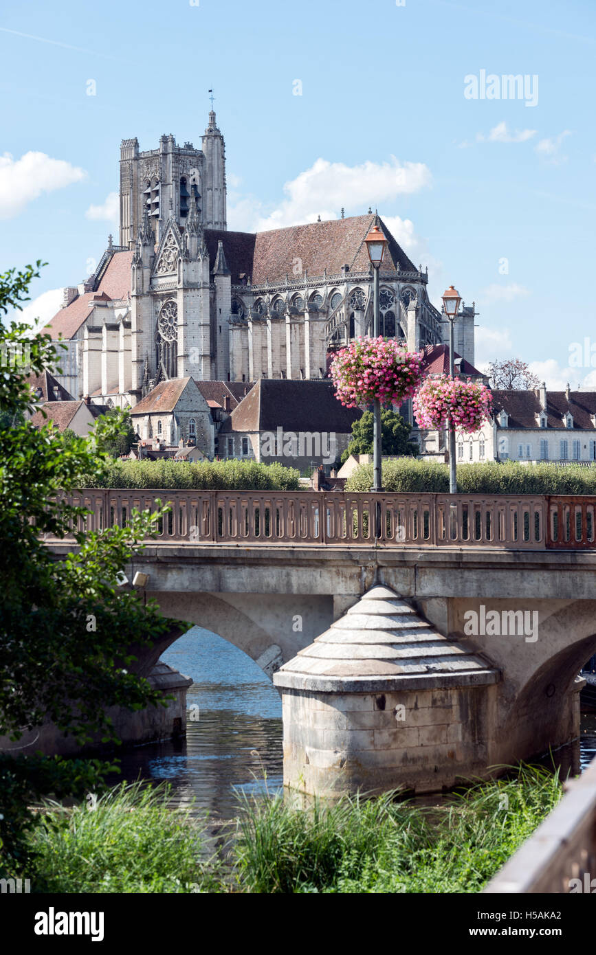 Une vue de la cathédrale de Saint Etienne à Auxerre avec le pont, pont Paul Bert dans l'avant-plan Banque D'Images
