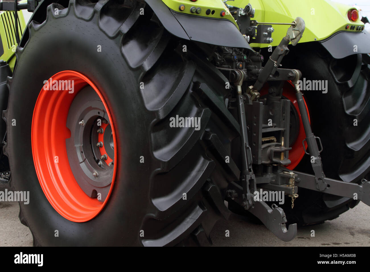 Et l'attelage du tracteur moderne de roue Banque D'Images