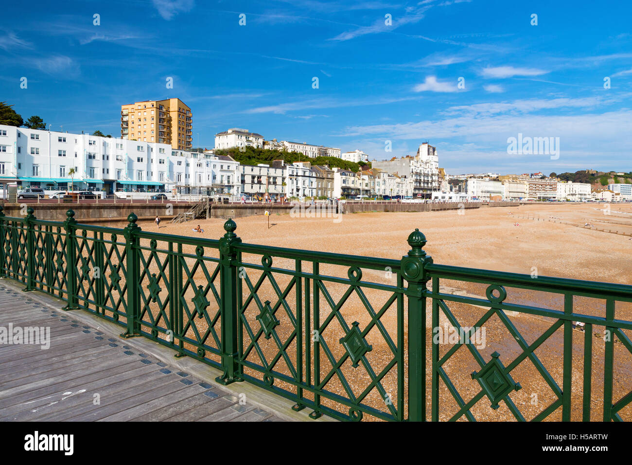 Donnant sur la ville et de la plage de la jetée de Hastings East Sussex England UK Europe Banque D'Images