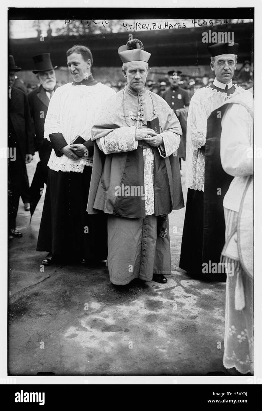 RT Rev PJ H se réfère probablement à un religieux de haut rang, peut-être un évêque ou archevêque. Le titre 'RT Rev' signifie Révérend droit, couramment utilisé pour les évêques de l'Église anglicane ou d'autres confessions chrétiennes. Banque D'Images