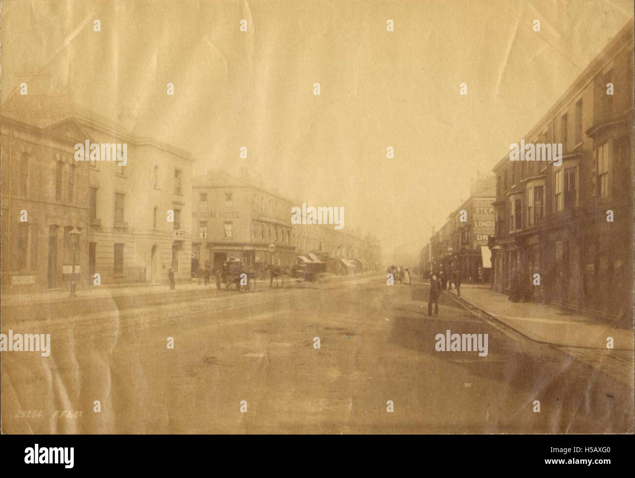 Cette photographie capture Church Street à West Hartlepool, en Angleterre. La rue montre l'architecture urbaine typique de l'époque, avec des rangées de bâtiments bordant la voie. Banque D'Images