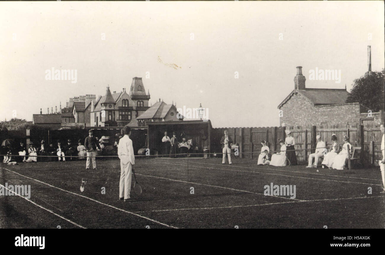 Un match de tennis en action, mettant en valeur la nature compétitive du sport. Les joueurs s'engagent dans cette activité rapide et basée sur les compétences sur un court, avec précision, agilité et stratégie comme éléments clés. Banque D'Images