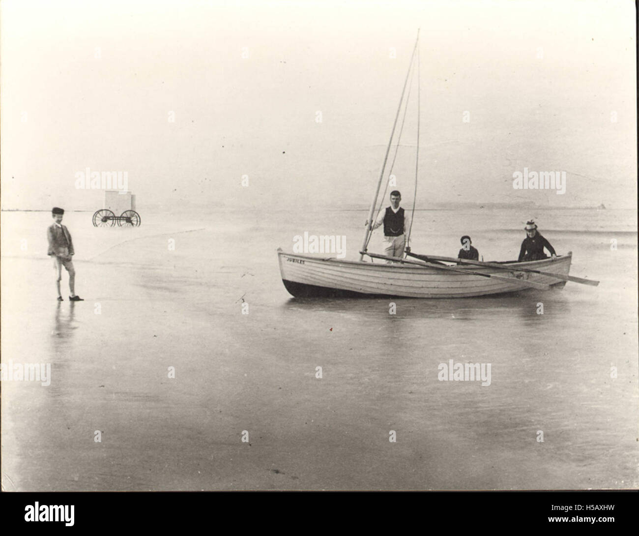Photographie d'un bateau, probablement du XXe siècle, représentant la vie et les activités maritimes. Le bateau peut avoir été utilisé pour le transport ou les loisirs, reflétant l'importance des bateaux dans la vie quotidienne et le commerce pendant la période. Banque D'Images Photographie d'un bateau, probablement du XXe siècle, représentant la vie et les activités maritimes. Le bateau peut avoir été utilisé pour le transport ou les loisirs, reflétant l'importance des bateaux dans la vie quotidienne et le commerce pendant la période. Banque D'Images