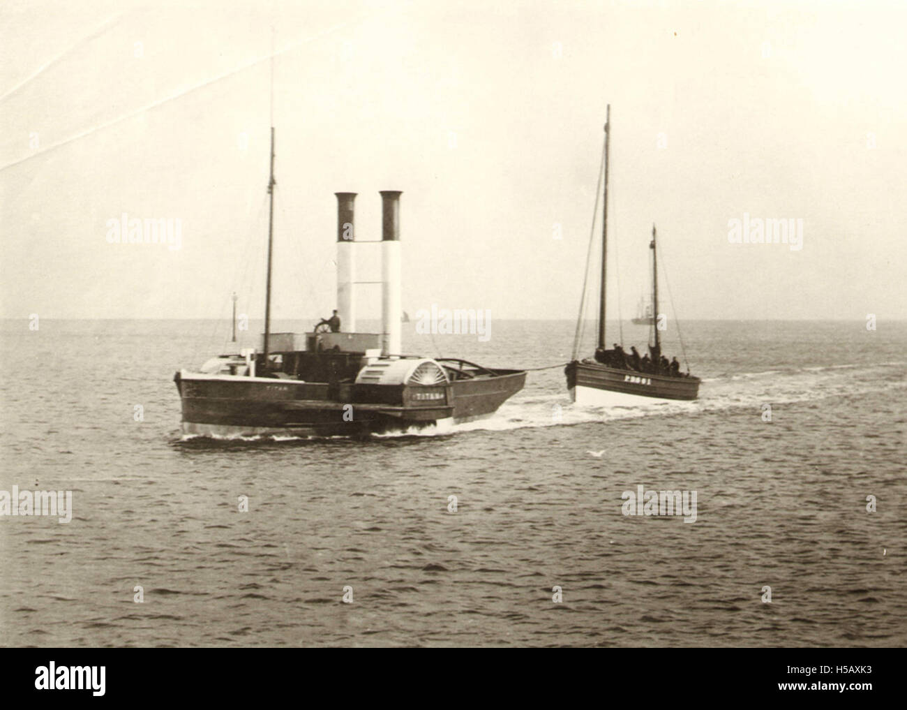 Photographie d'un remorqueur, probablement dans un cadre industriel ou maritime. L'image met en évidence la conception et la fonction du navire, soulignant son rôle dans l'industrie maritime et les opérations portuaires. Banque D'Images Photographie d'un remorqueur, probablement dans un cadre industriel ou maritime. L'image met en évidence la conception et la fonction du navire, soulignant son rôle dans l'industrie maritime et les opérations portuaires. Banque D'Images
