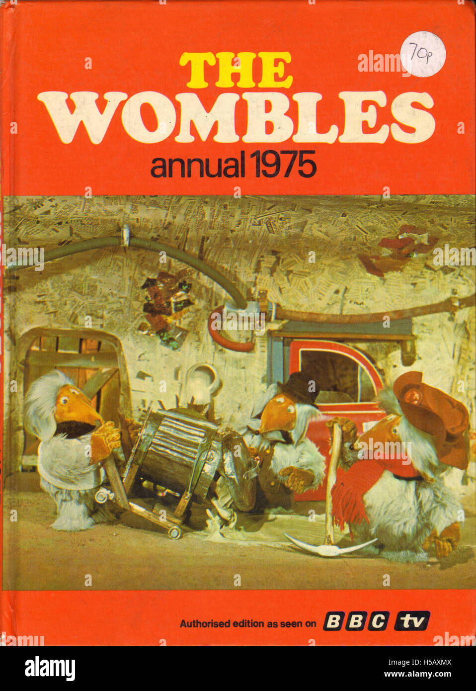 The 1975 Wombles Annual, une série populaire de livres pour enfants basée sur la fiction Wombles de l'émission de télévision de la BBC. Cette année présente diverses histoires et illustrations. Banque D'Images