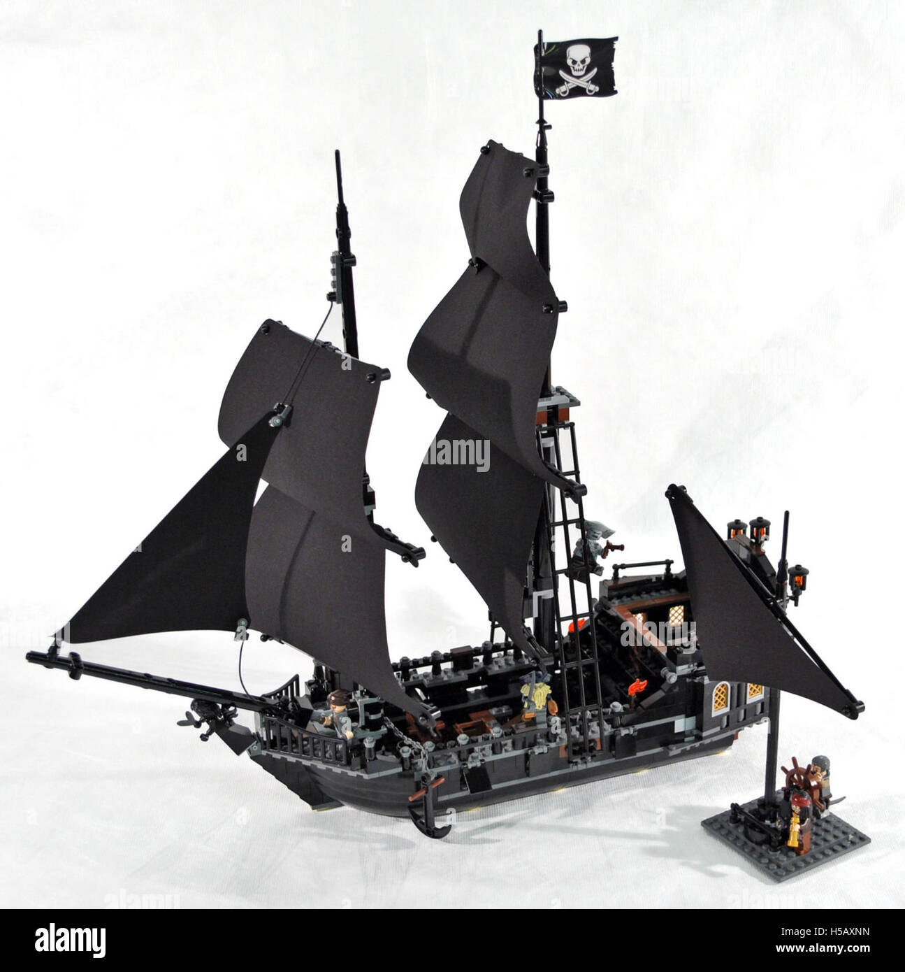 The Lego Pirates of the Caribbean Black Pearl est un ensemble Lego basé sur le navire emblématique de la franchise Pirates of the Caribbean. L'ensemble permet aux fans de construire le célèbre navire Black Pearl en forme de Lego, capturant les détails clés du film. Banque D'Images