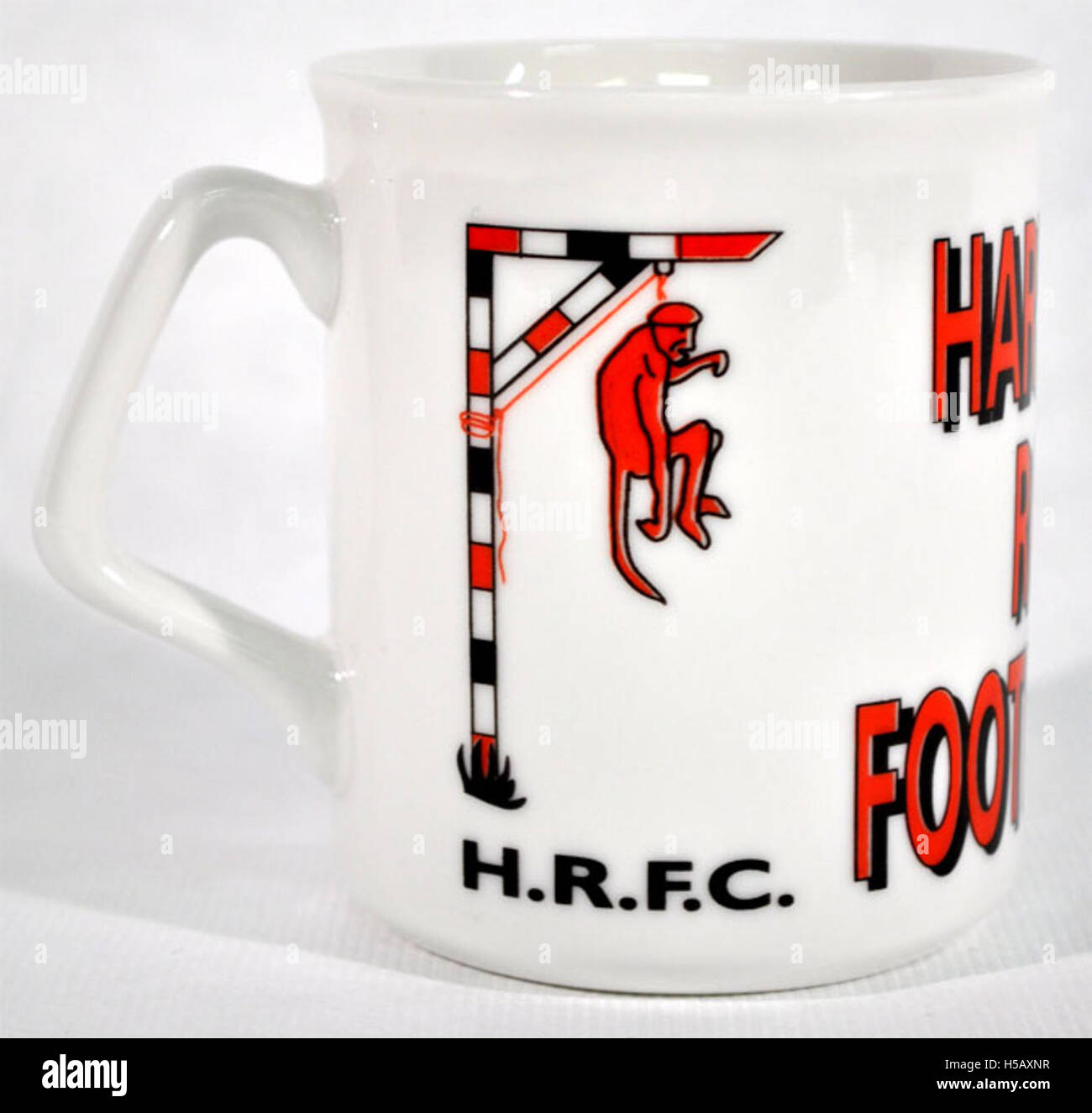 Un mug commémoratif du H.R.F.C. (Harlequins Rugby Football Club), mettant en valeur l'image de marque et l'histoire du club dans le rugby. Banque D'Images