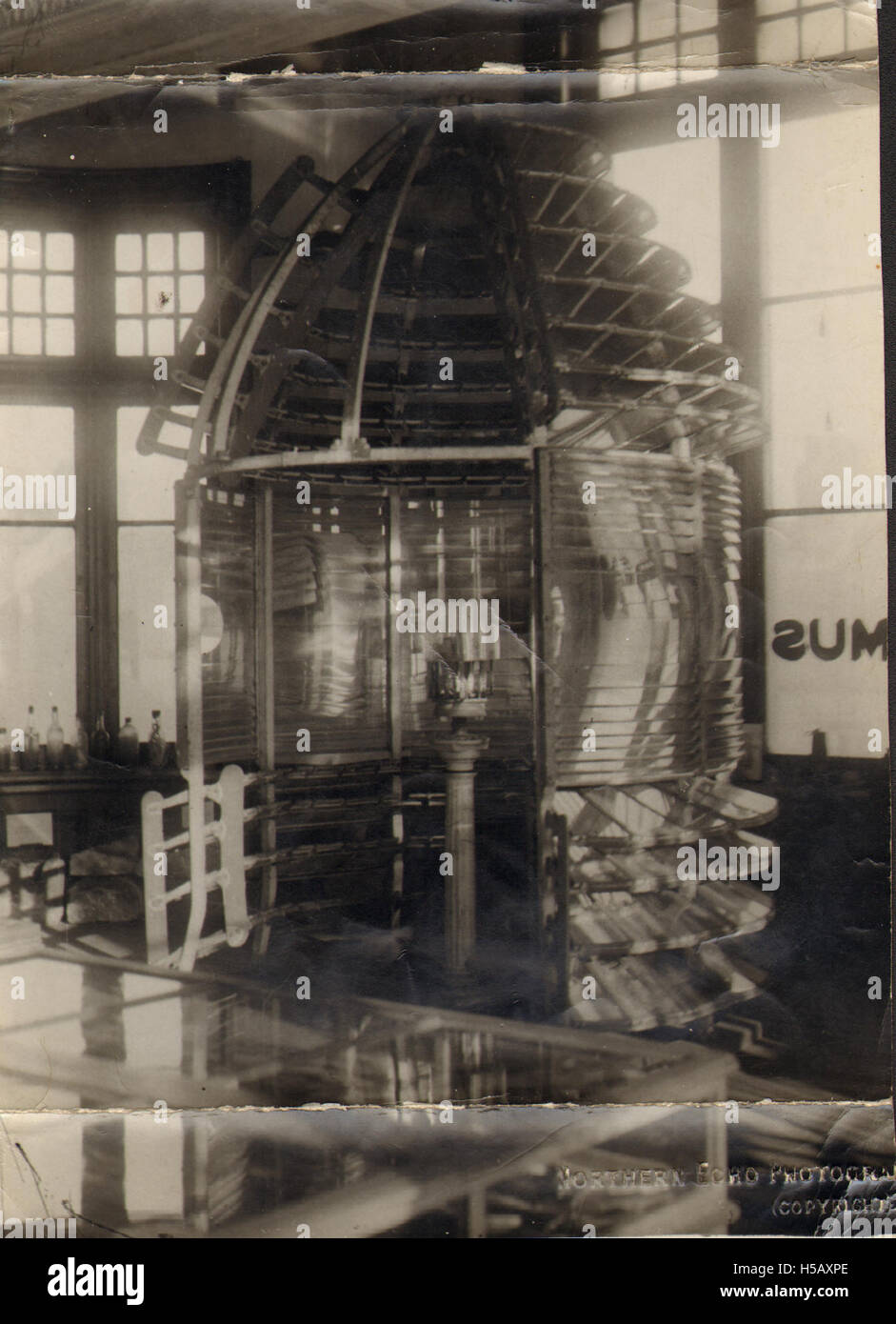 Cette image montre une vieille lampe à gaz Heugh, un dispositif d'éclairage historique couramment utilisé à la fin du XIXe siècle et au début du XXe siècle. Il offre un aperçu des premières technologies d'éclairage industriel. Banque D'Images