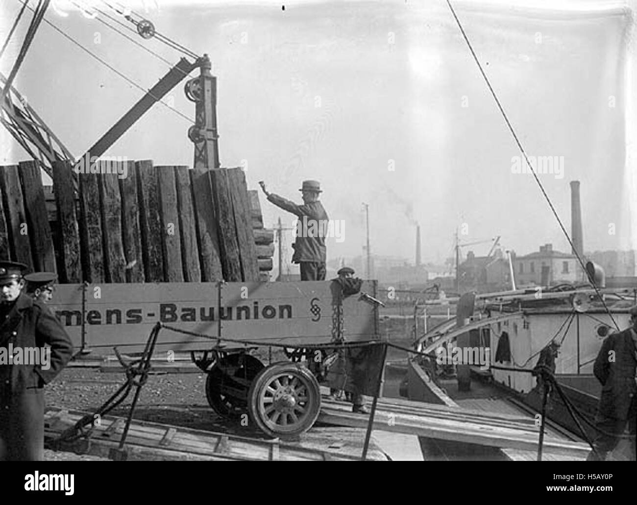 Siemens-Bauunion machines et d'être déchargé à Limerick Shannon docks pour système hydro-électrique Banque D'Images