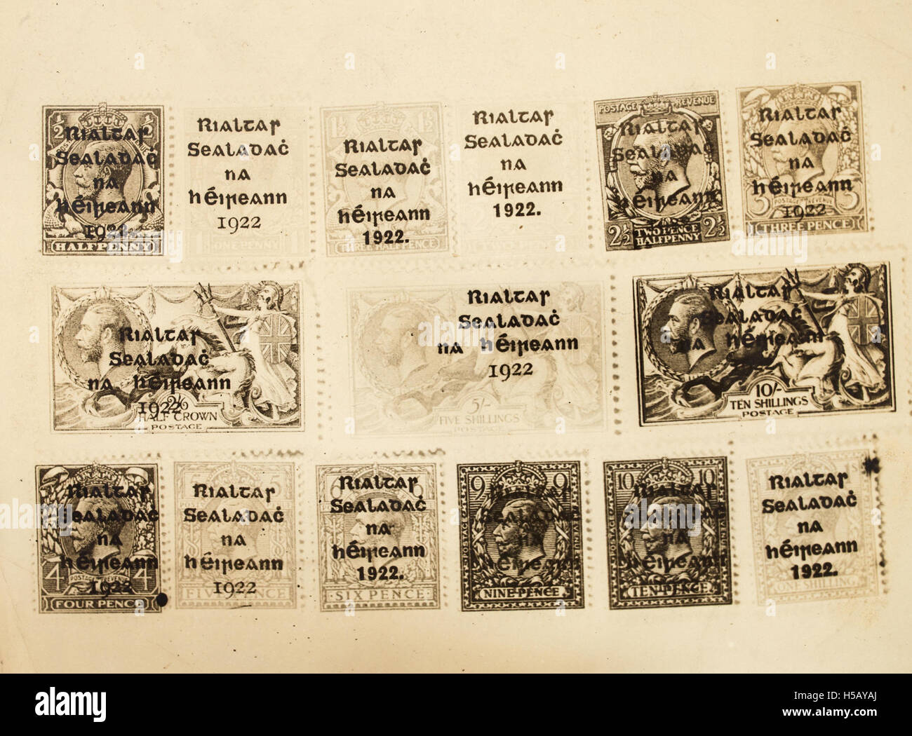 Une image de 8 surimpressions de 1922, faisant probablement référence à des timbres-poste modifiés avec impression supplémentaire, reflétant l'histoire postale et l'utilisation des timbres au début du XXe siècle. Banque D'Images