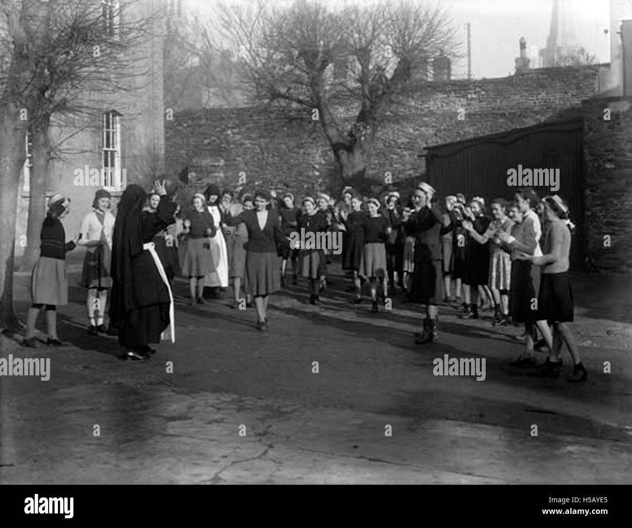 Les Sœurs de la Charité participent à un jeu de netball, démontrant la participation active des communautés religieuses aux activités récréatives. L’événement reflète l’intégration du sport dans la vie quotidienne et le lien communautaire. Banque D'Images