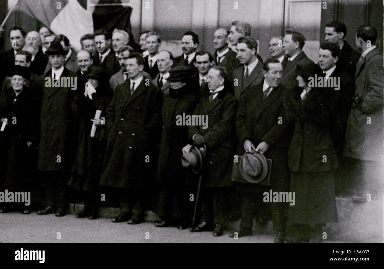 Cette image ou description fait référence à une situation ou à une action impliquant ce que fait la main droite d’une personne. Elle peut concerner un geste, un mouvement ou une tâche spécifique impliquant la main droite dans un contexte particulier. Banque D'Images