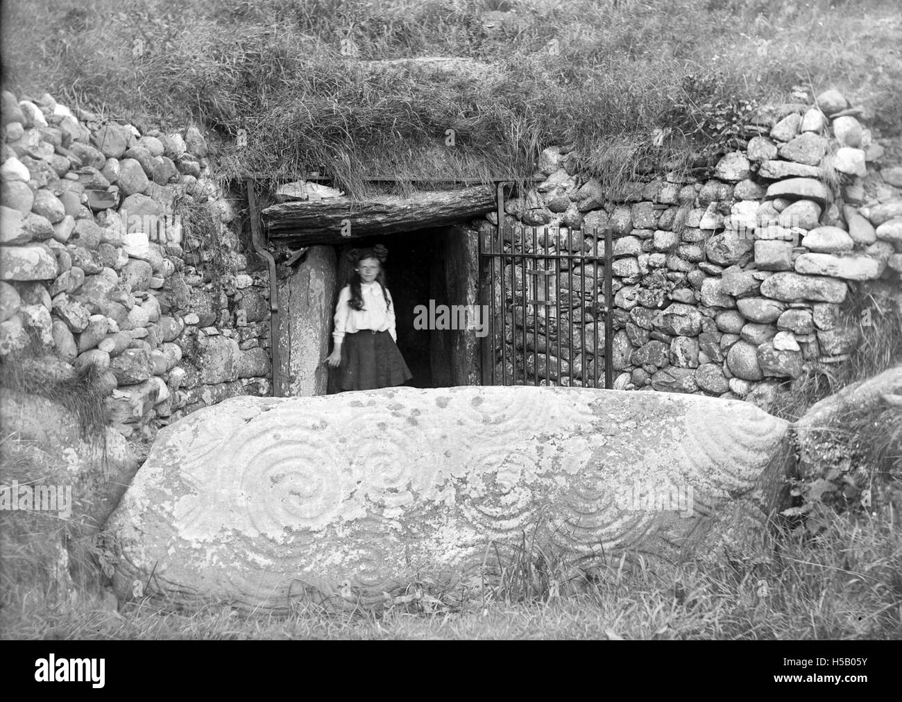 Newgrange est un monument préhistorique situé dans le comté de Meath, en Irlande. C'est un tombeau de passage datant d'environ 3200 av. J.-C. et est connu pour son alignement de solstice d'hiver. Banque D'Images