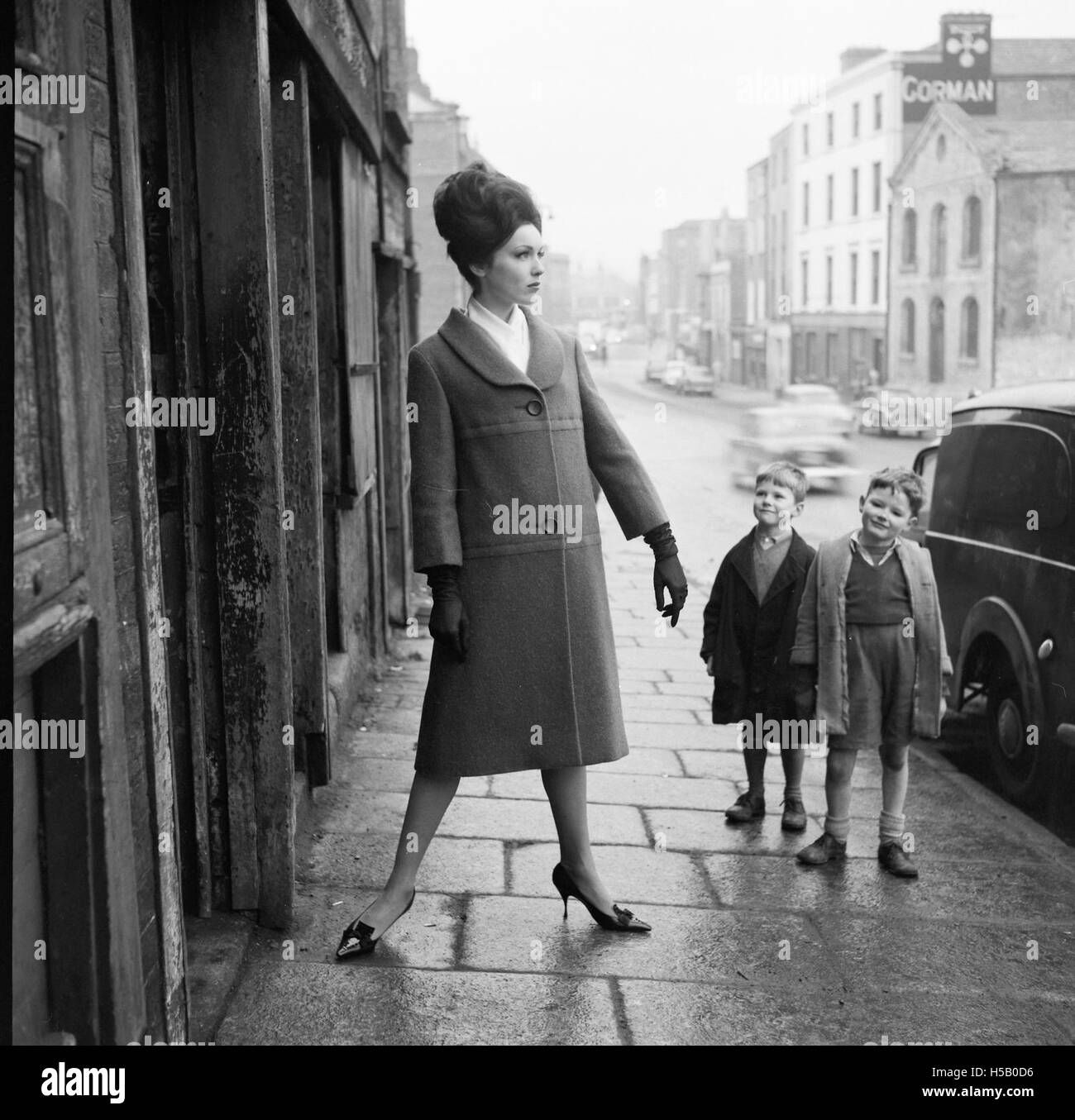 Cette phrase reflète une vision humoristique ou légère de l'admiration, suggérant qu'une fille peut toujours apprécier plus d'admirateurs. Banque D'Images