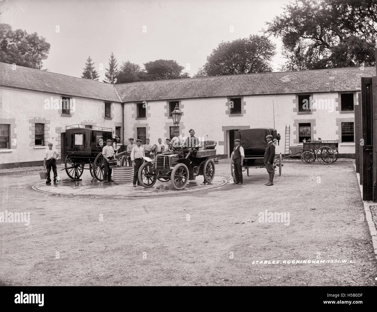 Photographie représentant un grand nombre de chevaux dans des écuries, montrant la puissance équine utilisée pour l'agriculture ou le transport. L'image illustre le rôle important des chevaux dans la vie rurale et les opérations agricoles. Banque D'Images