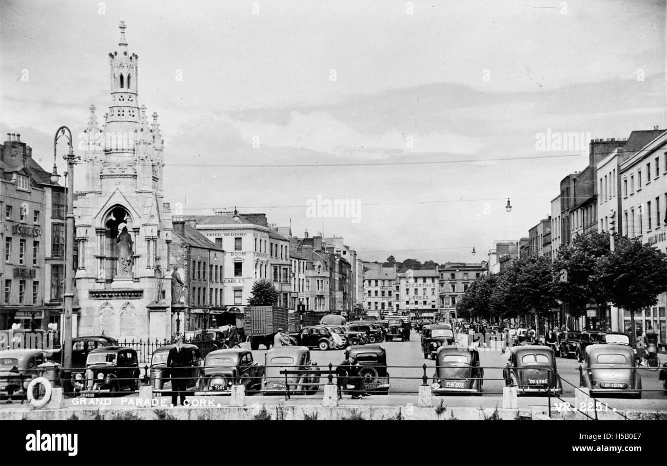 Le Grand Parade de Cork City, montré sur cette photographie, est un espace public clé au cœur de Cork, en Irlande. Cet emplacement a longtemps été au centre des activités sociales et culturelles de la ville. Banque D'Images