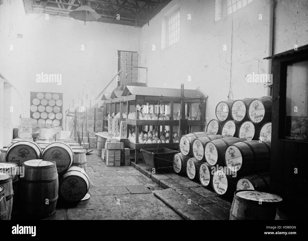 La maison d'emballage des 3 saindoux, représentée dans cette image historique, était une installation importante pour la conservation et la distribution du saindoux. Ces bâtiments étaient essentiels à l'économie agricole, en particulier dans la production et le commerce des graisses animales au début du XXe siècle. Banque D'Images