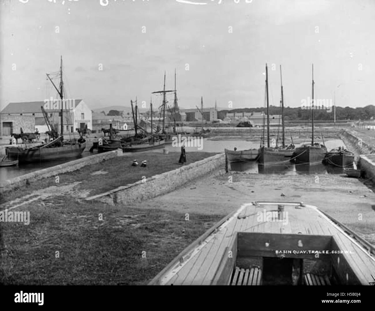 Basin Quay à Tralee, dans le comté de Kerry, en Irlande, est un lieu historique qui a joué un rôle clé dans le commerce et le transport maritimes. Le quai était vital pour l'économie locale et continue d'être un site d'intérêt historique. Banque D'Images Basin Quay à Tralee, dans le comté de Kerry, en Irlande, est un lieu historique qui a joué un rôle clé dans le commerce et le transport maritimes. Le quai était vital pour l'économie locale et continue d'être un site d'intérêt historique. Banque D'Images