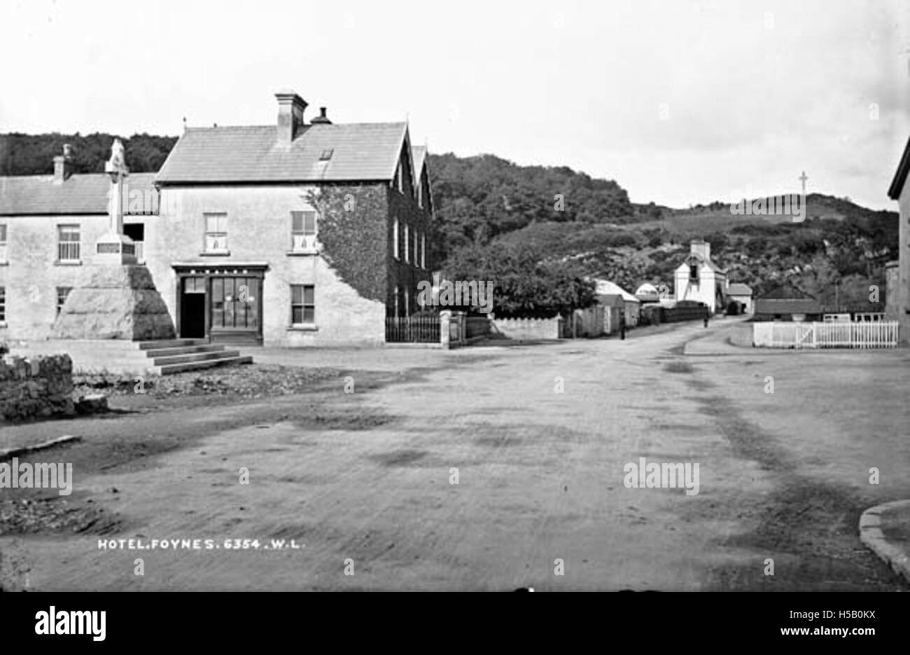L'hôtel de Foynes, Limerick, est représenté sur cette photographie historique, reflétant la scène hôtelière de la région et son rôle dans le tourisme de la région. Foynes était connu pour son importance au début du XXe siècle. Banque D'Images