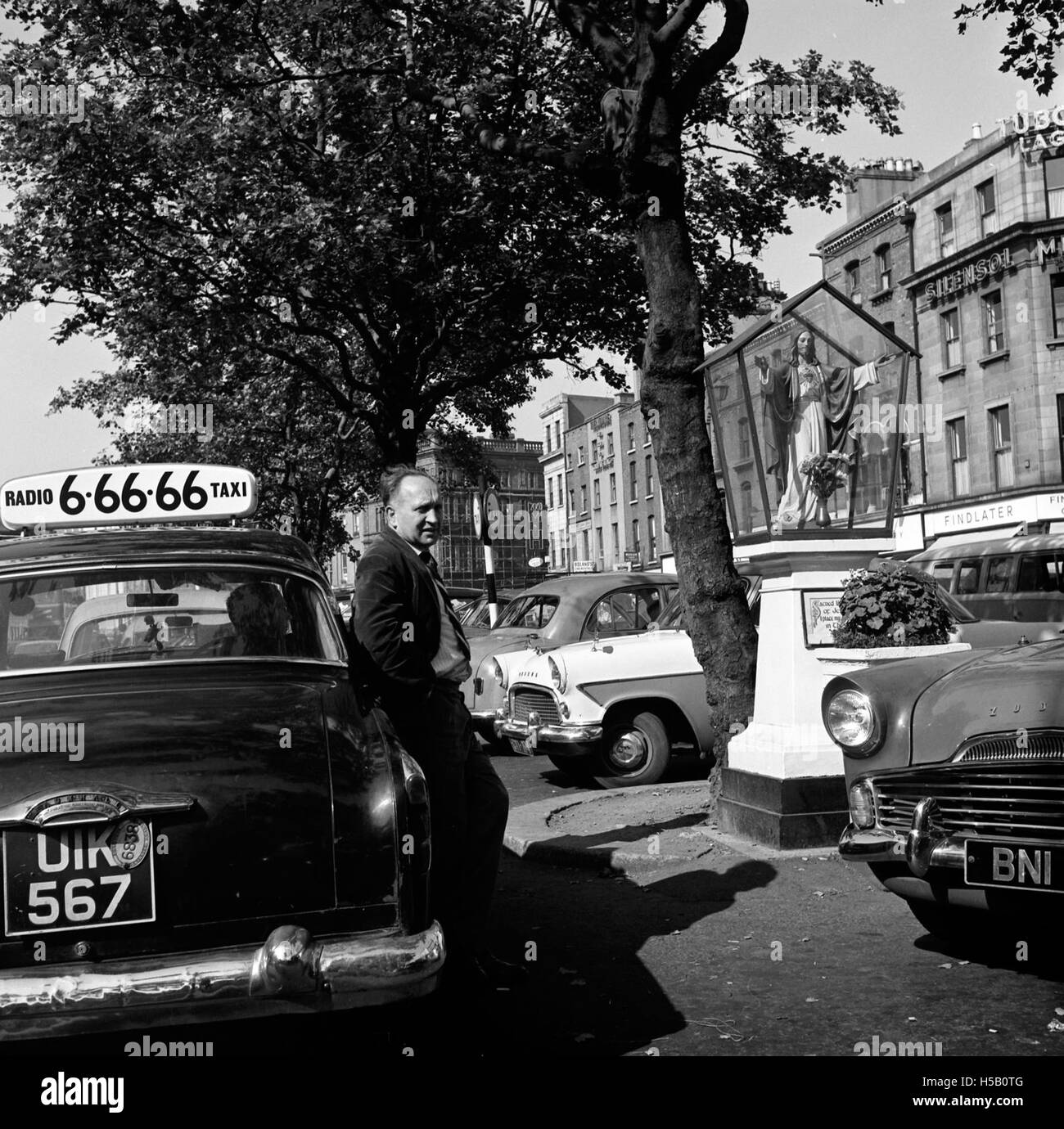 Le titre fait probablement référence à un événement sportif ou de divertissement impliquant le terme « All the Sixes », peut-être en cricket ou en baseball. La phrase dénote une performance parfaite dans un jeu, où six sont frappés ou marqués. Banque D'Images