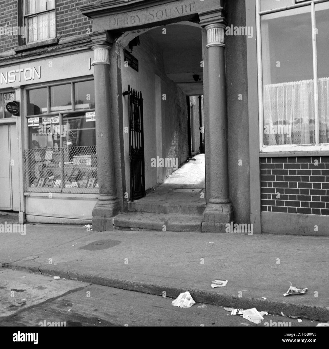 Un panneau indiquant probablement une restriction sur les voitures et une mise en garde pour les véhicules tirés par des chevaux. Il met l'accent sur le maintien des règles de circulation et la sécurité des chevaux et des piétons dans une zone spécifique. Banque D'Images