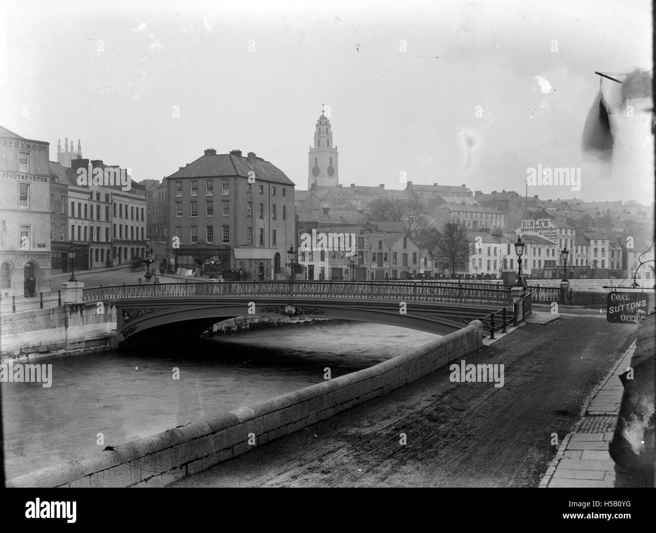 Une image non identifiée faisant référence à Cork, une ville d'Irlande, avec la phrase « pas pour longtemps », suggérant un moment ou un événement transitoire. Banque D'Images