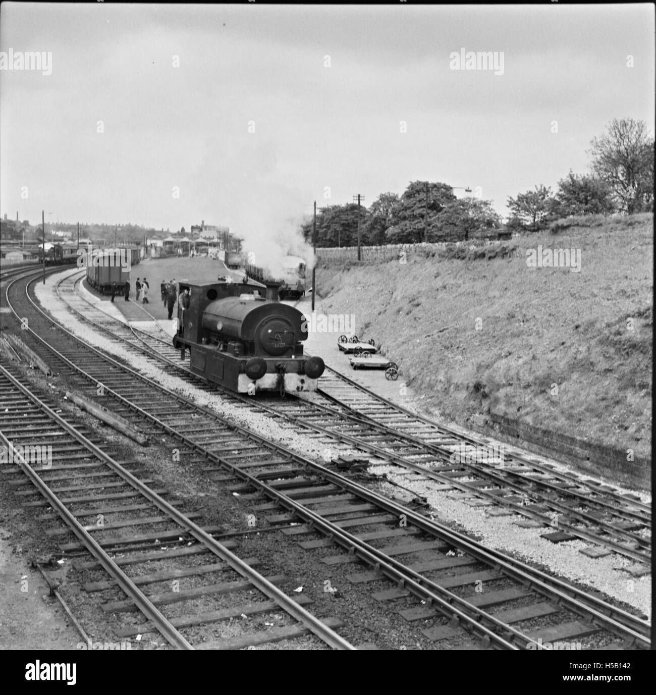 Une photographie ou un document historique montrant le dernier train au départ d'une brasserie, indiquant peut-être la fin ou la fin d'une ère dans les transports ou les pratiques industrielles. Banque D'Images