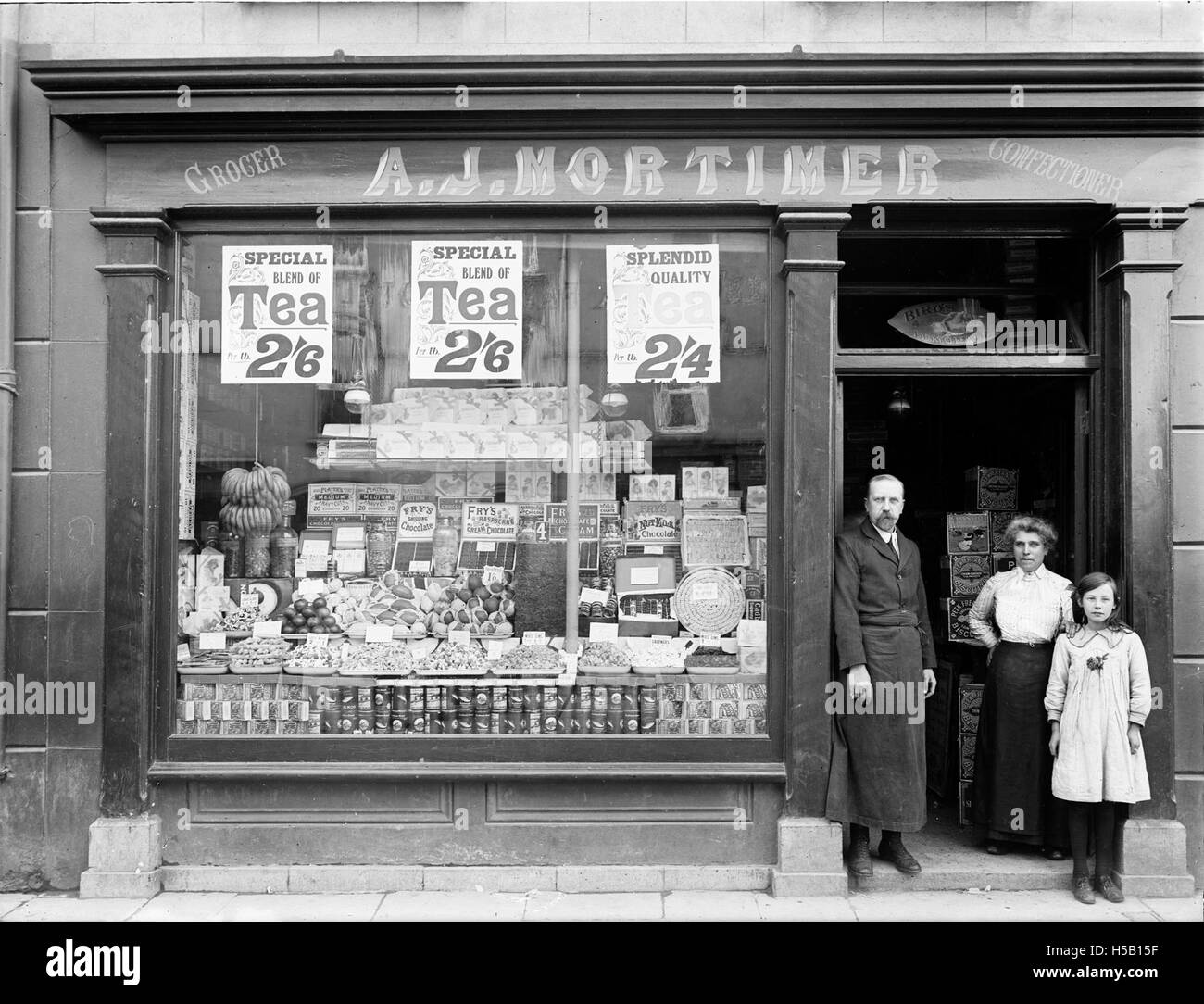 Mmmmortimer's est un établissement populaire connu pour sa cuisine de haute qualité et son ambiance. Offrant une variété de plats gastronomiques et de desserts exquis, c'est un endroit réputé pour les amateurs de restauration. Situé dans un quartier animé de la ville, Mmmmortimer attire les habitants et les touristes avec son environnement accueillant et son excellent service à la clientèle. Banque D'Images