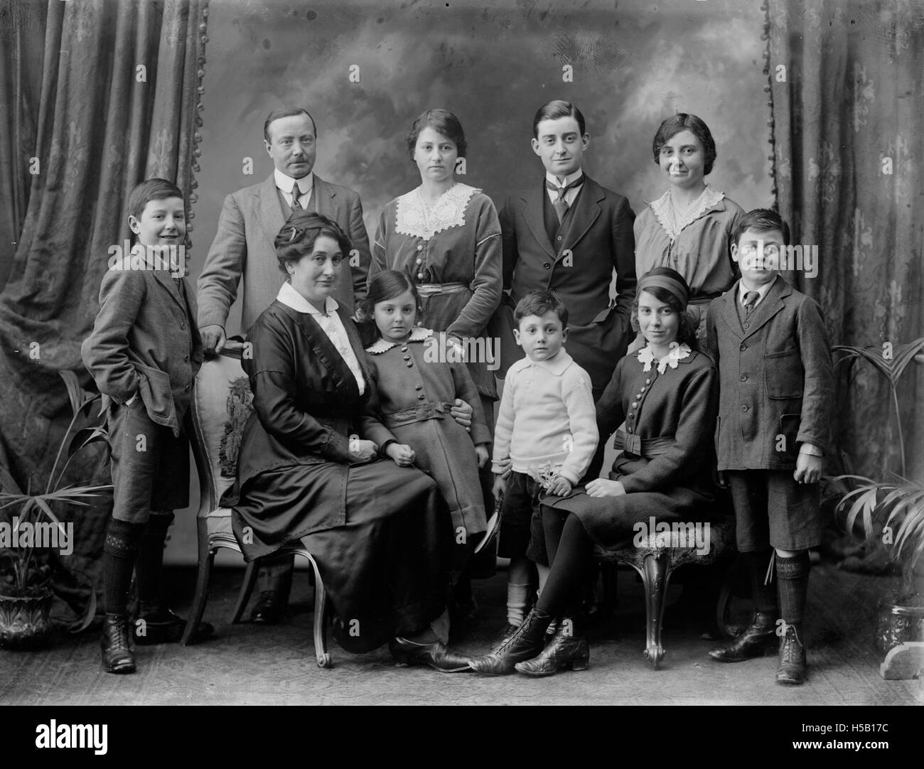 Portrait de famille du clan O'Grady, illustrant la structure sociale et la dynamique familiale typiques de l'époque, reflétant la vie familiale et le patrimoine du début du XXe siècle. Banque D'Images