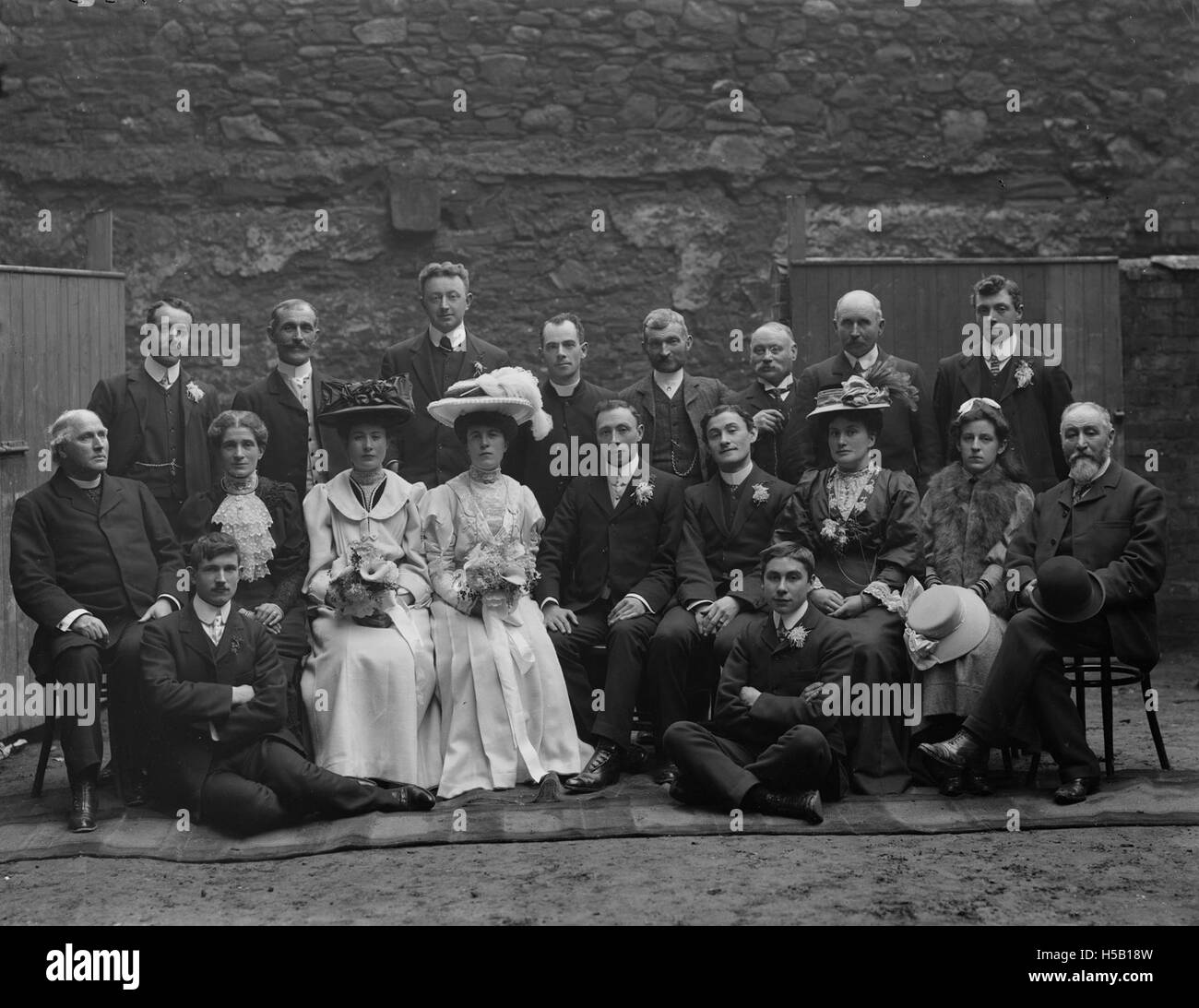 Cette photographie capture la fête de mariage Ryan, probablement prise au début du XXe siècle. L'image montre la famille et les amis réunis pour célébrer l'union, mettant en évidence les rassemblements sociaux de l'époque. Banque D'Images