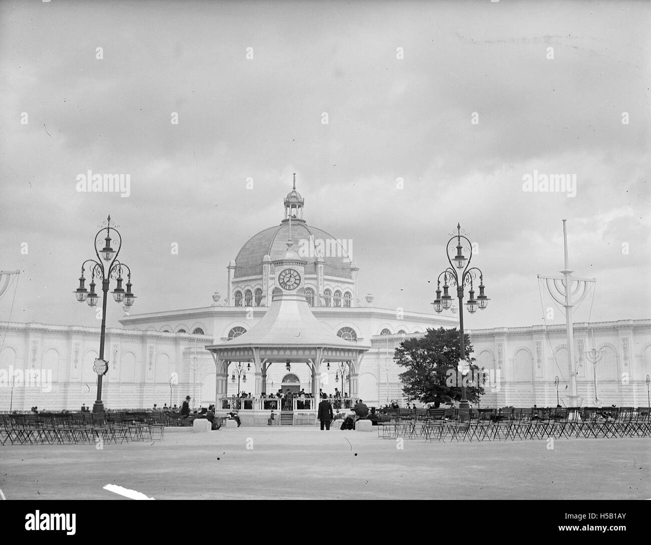 La 2e exposition internationale irlandaise présentait le Herbert Park Pavilion, qui comprenait un kiosque à musique et des sièges pour les visiteurs. C'était un événement culturel important dans l'histoire de l'Irlande. Banque D'Images
