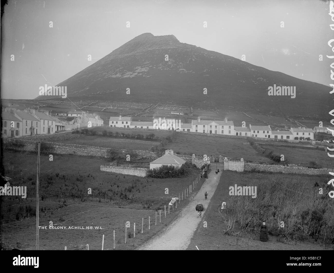 Une photographie historique de 3 The Colony, située à Achill, Irlande, montrant l'architecture et le cadre de cette région dans le contexte de la vie irlandaise du début du XXe siècle. Banque D'Images