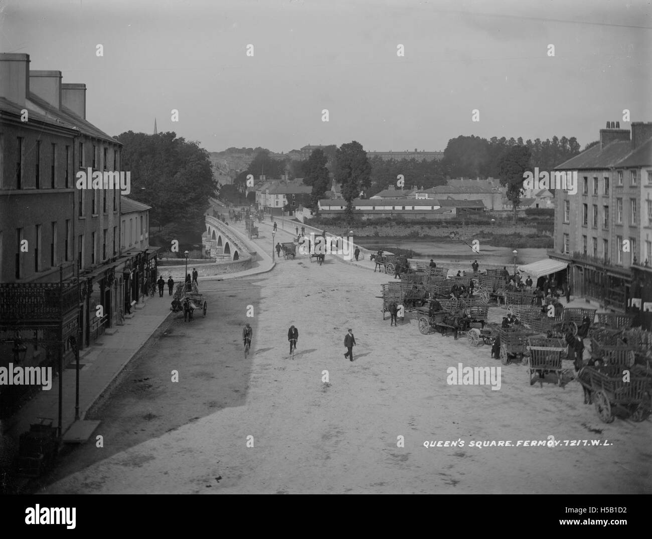 4 Queen's Square à Fermoy, comté de Cork, est une propriété remarquable en Irlande, reflétant l'architecture typique de la période au cours de laquelle il a été construit. Il peut être intéressant en raison de sa valeur historique et architecturale. Banque D'Images