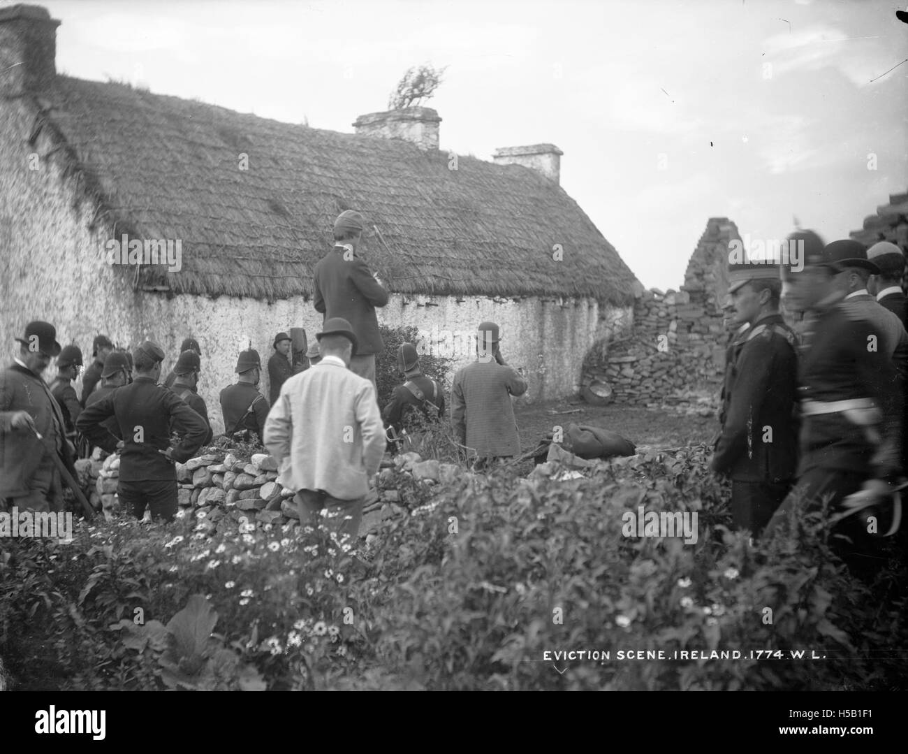 Cette image représente une scène d'expulsion en Irlande, probablement pendant la Grande famine ou une période de difficultés économiques. Les expulsions étaient courantes à cette époque, car de nombreux locataires irlandais ont dû perdre leur maison en raison de leur incapacité à payer le loyer ou en raison de mauvaises récoltes. Banque D'Images