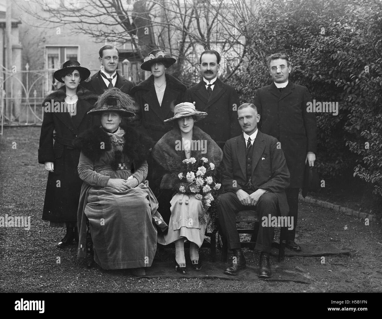 Cette image capture un groupe de mariage à Alexandra place, Tramore, commandé par Miss White. La photographie montre la mariée, le marié et les participants, habillés en tenue de mariage du début du XXe siècle, commémorant l'occasion spéciale. Banque D'Images