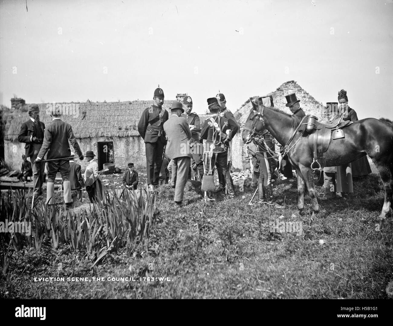 Une scène dramatique d'une expulsion, capturant la tension et l'intensité émotionnelle du moment. Cette scène dépeint les circonstances difficiles auxquelles sont confrontées les personnes touchées par le déplacement forcé, représentant des problèmes sociaux autour du logement. Banque D'Images