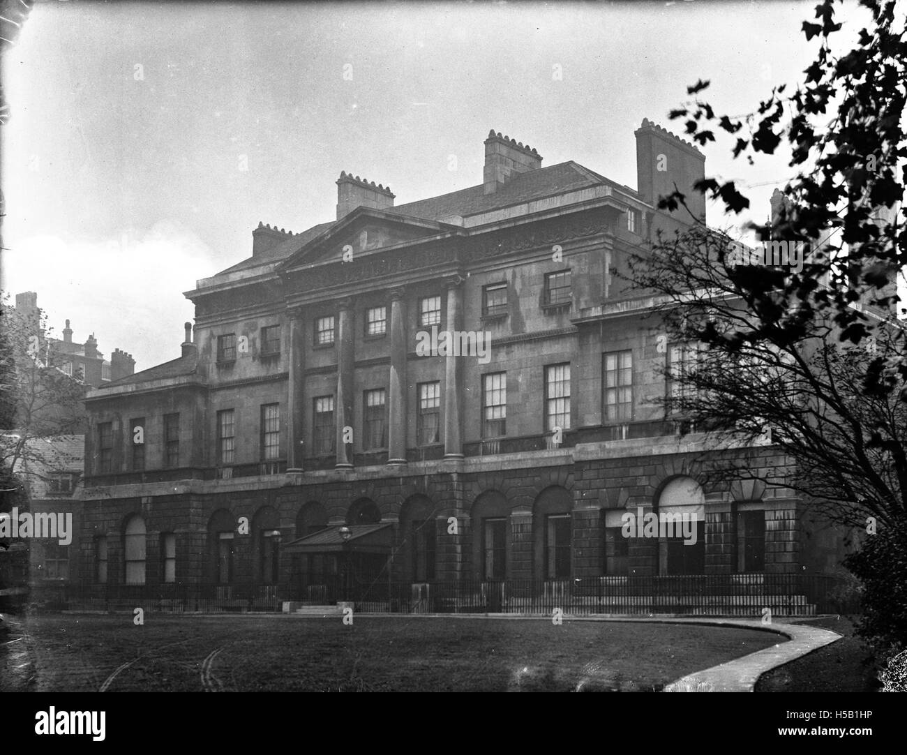 Une photographie du 6 Berkley Square, Londres W1, montrant les caractéristiques architecturales du bâtiment. Ce quartier est connu pour son importance historique et ses élégantes propriétés résidentielles au cœur du quartier de Mayfair à Londres. Banque D'Images