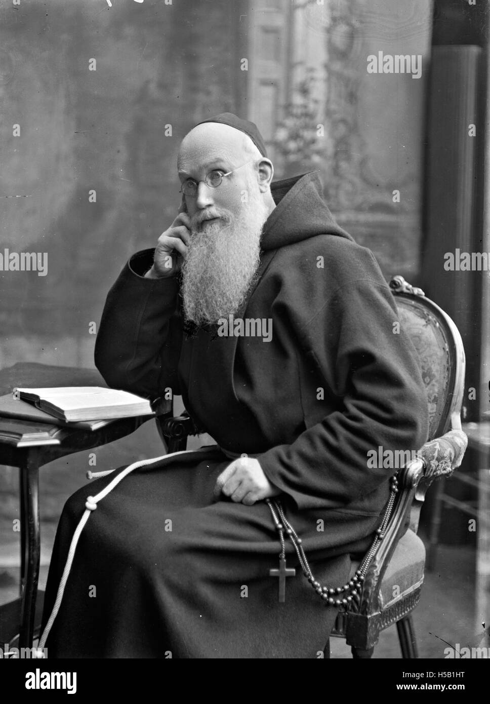 Un portrait de trois quarts de Rev. Paul, capturant le sujet en position assise. Le portrait met en évidence à la fois l’apparence physique et la signification de Révêque Paul dans un contexte spécifique, probablement lié à un événement religieux ou historique. Banque D'Images